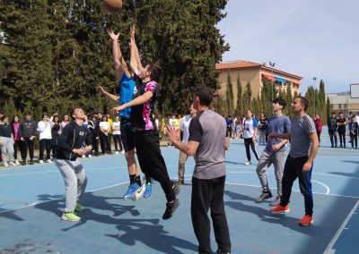 PARTIDO DE BALONCESTO Y VOLEIBOL ENTRE PROFESORES Y ALUMNOS