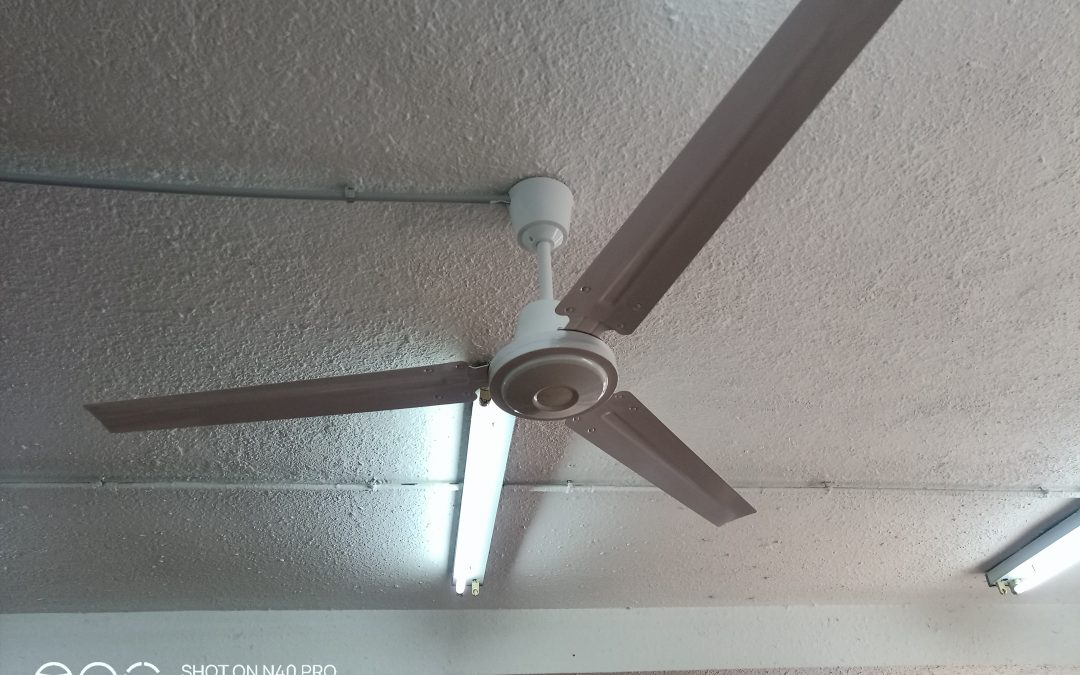 Instalación de ventiladores en las aulas